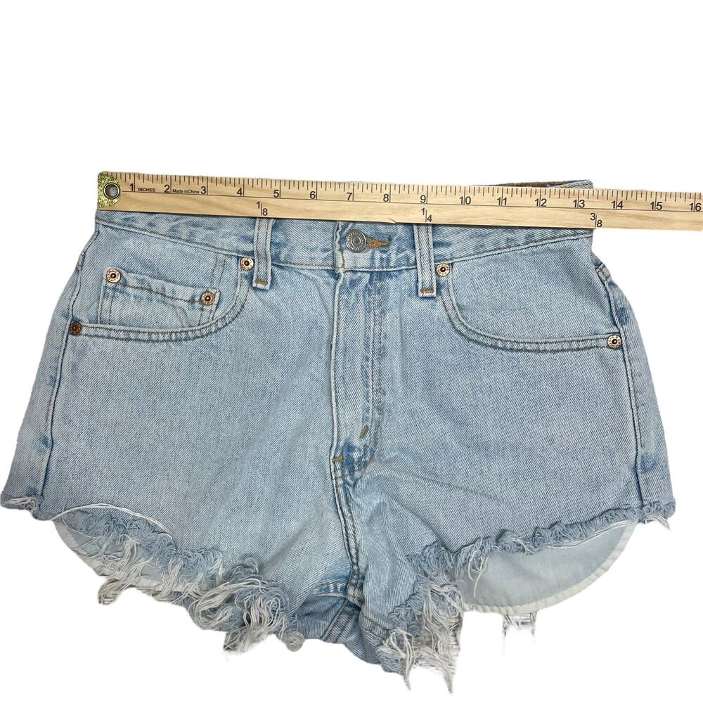 Vintage Levis 550 Denim Shorts Womens sz 29 blue light wash Relaxed Fit Raw Hem - Picture 5 of 9